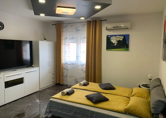 Dama Blizina Amfiteatra I Bus Kolodvora ,besplatan Privatni Parking,self-check- In Lejlighed Pula