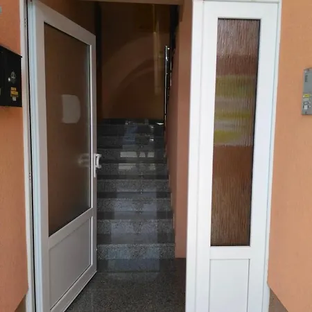 Dama Blizina Amfiteatra I Bus Kolodvora ,besplatan Privatni Parking,self-check- In * Pula
