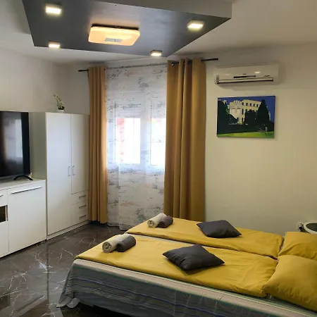 Dama Blizina Amfiteatra I Bus Kolodvora ,besplatan Privatni Parking,self-check- In Apartment Pula