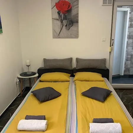 Dama Blizina Amfiteatra I Bus Kolodvora ,besplatan Privatni Parking,self-check- In Apartment Pula